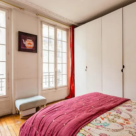Spacious And Charming 3 Bedrooms - Metro Passy Apartment Paris