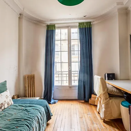 Spacious And Charming 3 Bedrooms - Metro Passy Apartment Paris