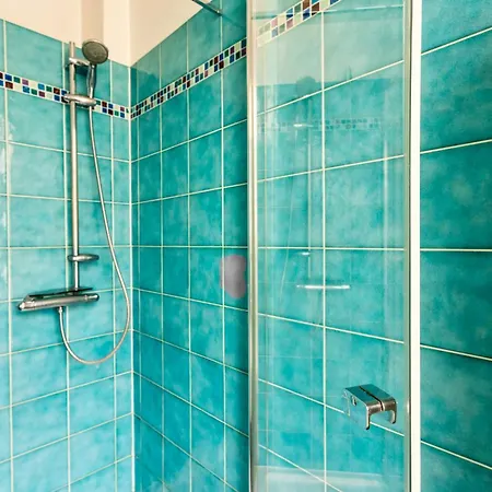 Spacious And Charming 3 Bedrooms - Metro Passy Apartment Paris