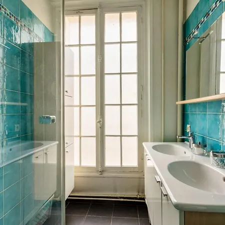 Spacious And Charming 3 Bedrooms - Metro Passy Apartment