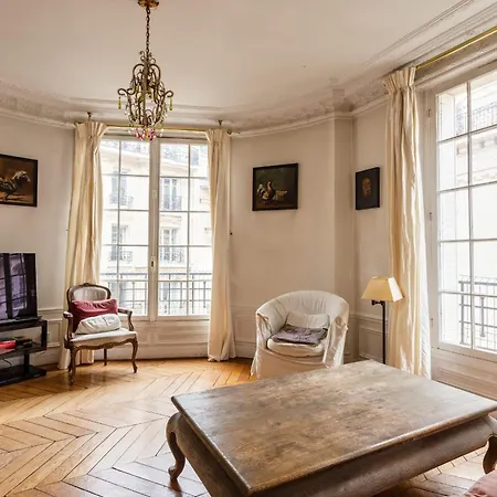 Spacious And Charming 3 Bedrooms - Metro Passy Apartment